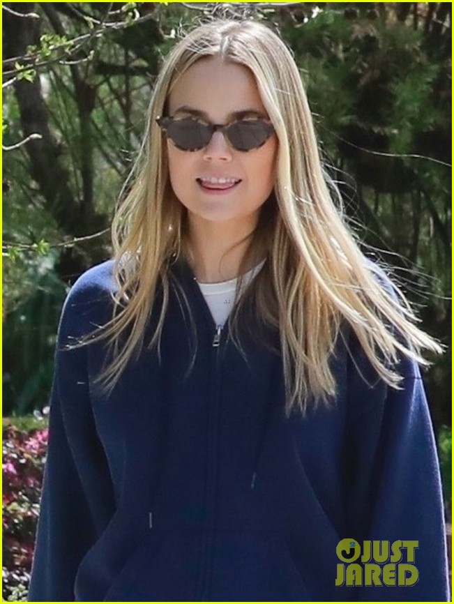 chace crawford ex rebecca rittenhouse meet up for walk 04