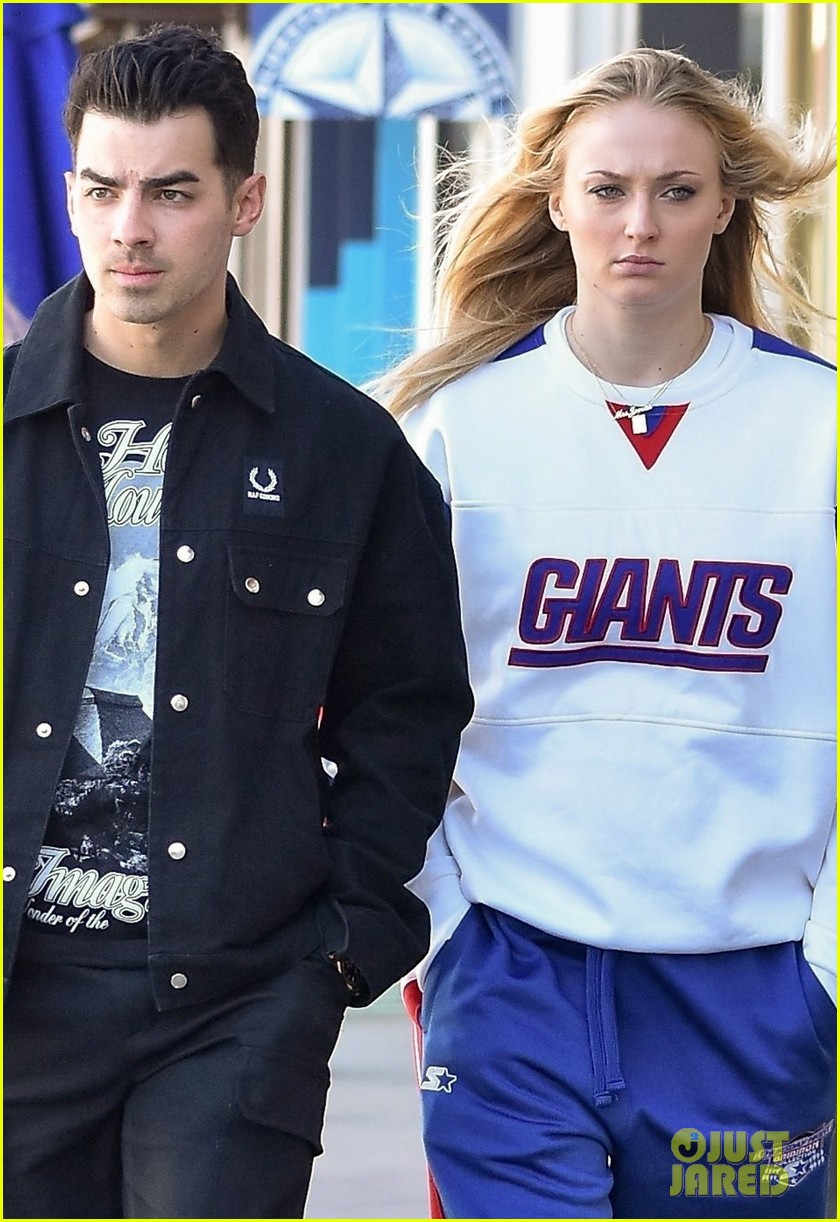 Joe Jonas & Sophie Turner Shop for Baby Clothes in Studio City! Photo(01)