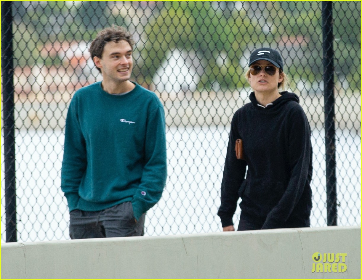 olivia wilde walk with her brother charlie cockburn 044451092