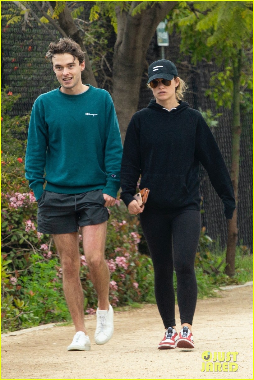 olivia wilde walk with her brother charlie cockburn 16