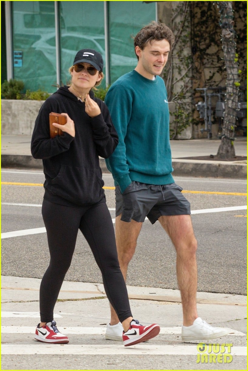olivia wilde walk with her brother charlie cockburn 41