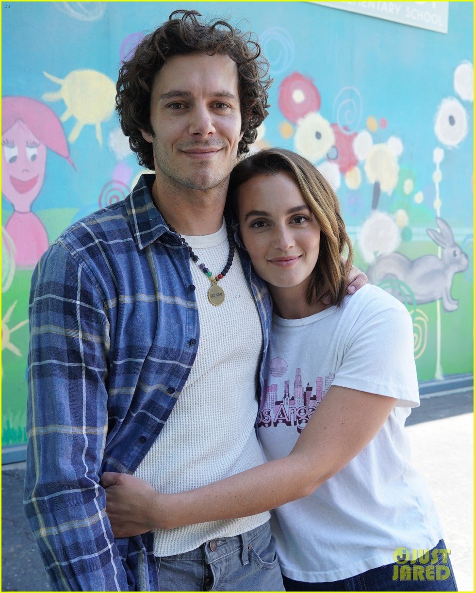 'Single Parents' Showrunner Loves Scenes With Leighton Meester & Adam