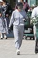 courteney cox wears face shield while shopping 03