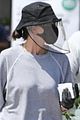 courteney cox wears face shield while shopping 04