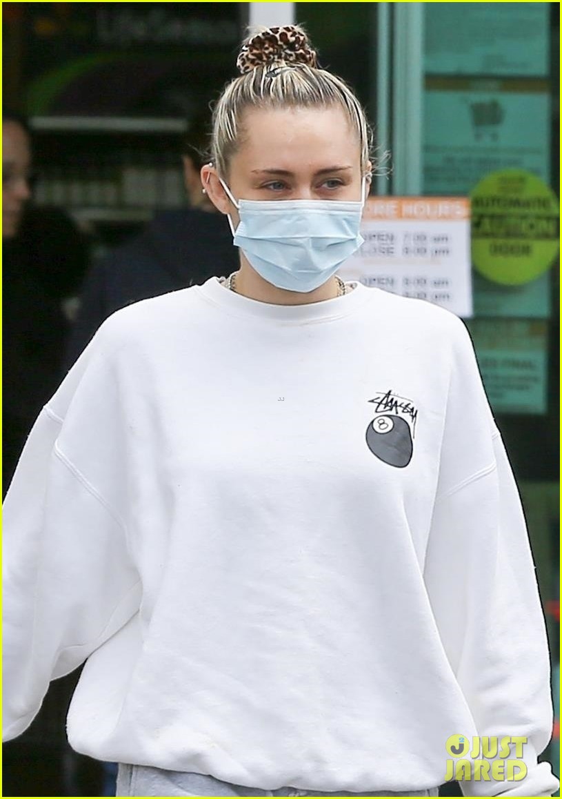 miley cyrus cody simpson stay safe in masks grocery shopping 094453402