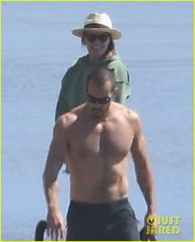 robin wright clement giraudet shirtless day at the beach 014453115