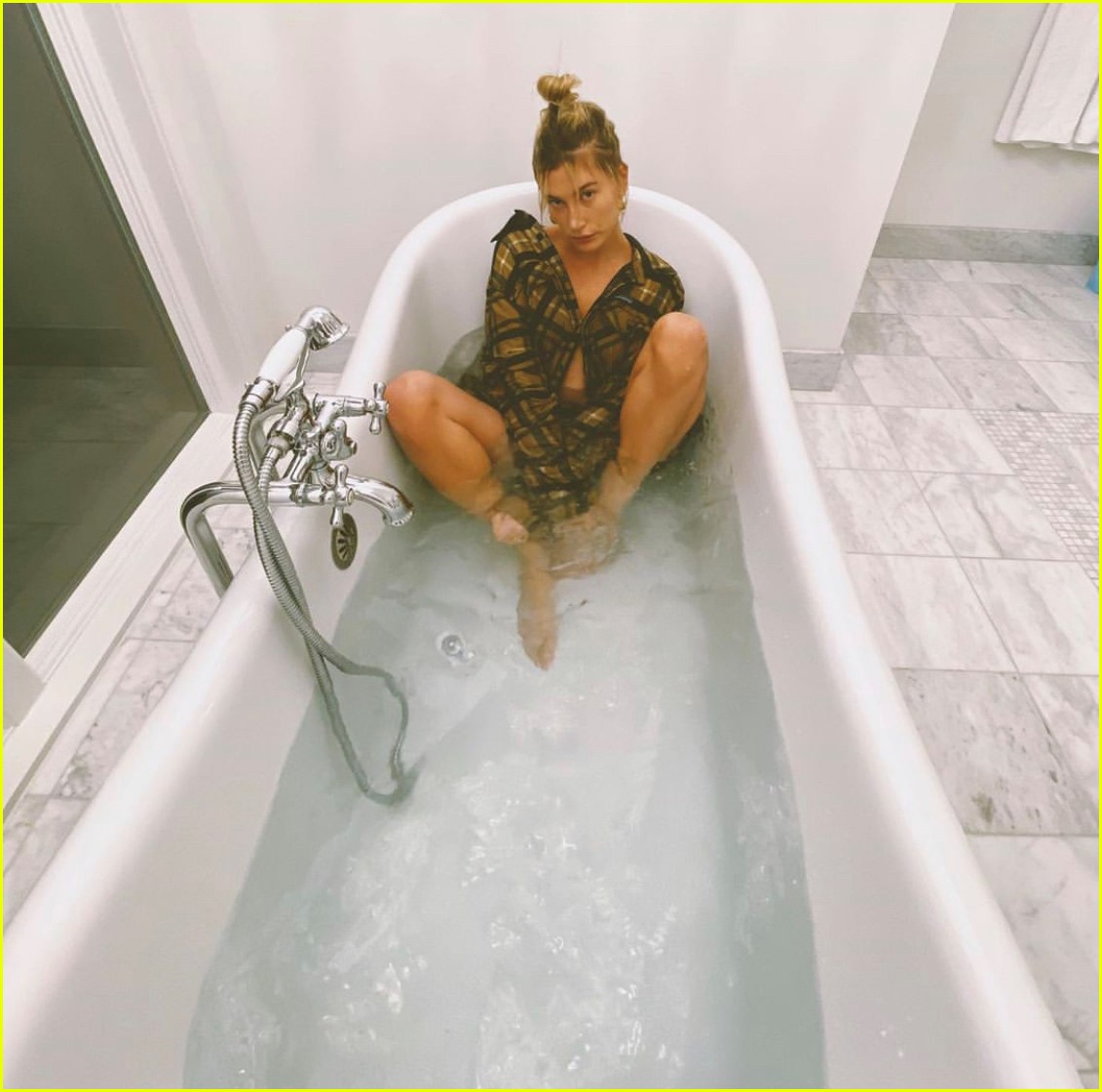 justin bieber shares photos of hailey bieber in bathtub 04