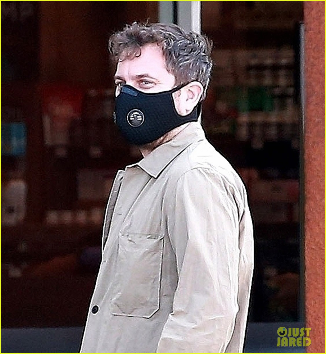 joshua jackson wears face mask while grocery shopping 024452605