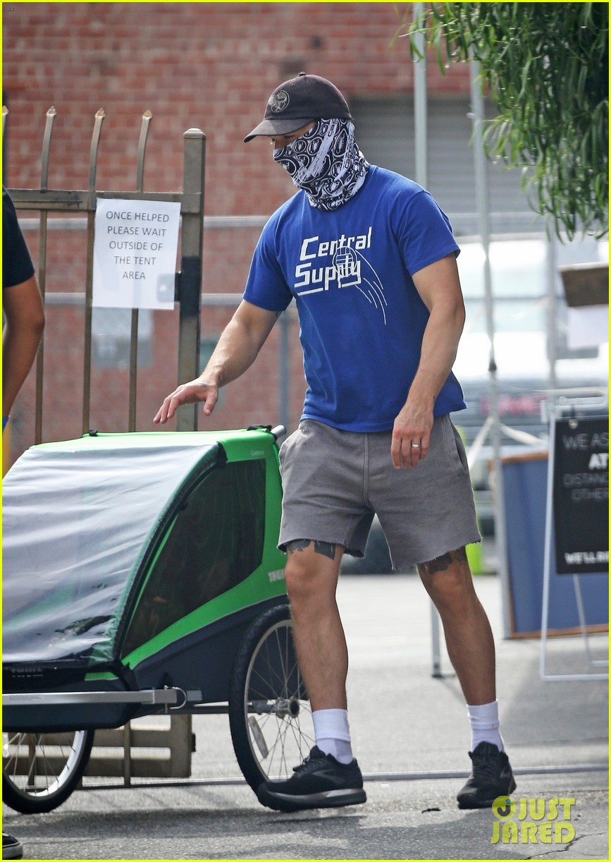 shia labeouf buys a child trailer for his bicycle 094456974