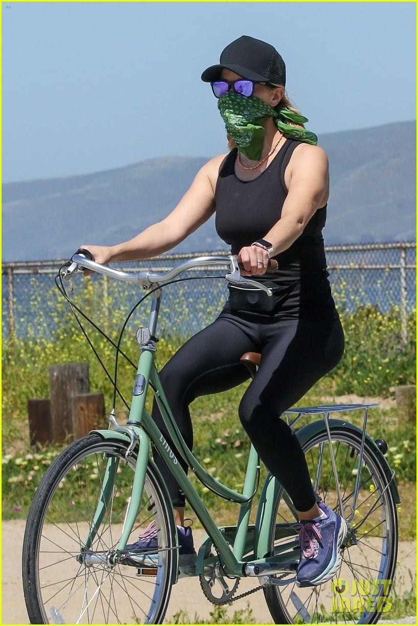 reese witherspoon bike april 2020 01