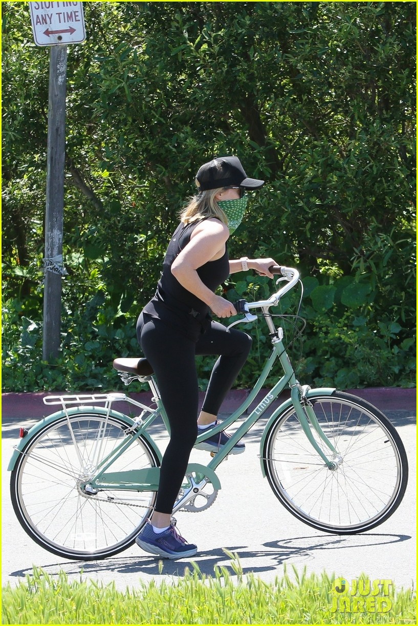 reese witherspoon bike april 2020 044455492