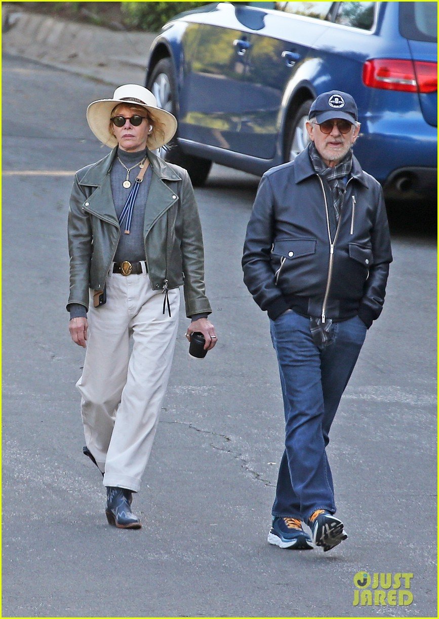 Steven Spielberg \u0026 Wife Kate Capshaw Join Michelle Pfeiffer \u0026 Husband David  E. Kelley for a Walk Amid Pandemic: Photo 4452989 | David E. Kelley, Kate  Capshaw, Michelle Pfeiffer, Steven Spielberg Photos |, image size:867x1222