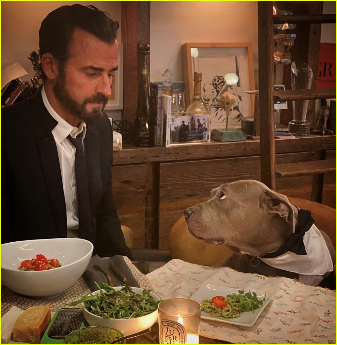 Justin Theroux & His Dog Kuma Had a Formal Friday Dinner at Home(02)