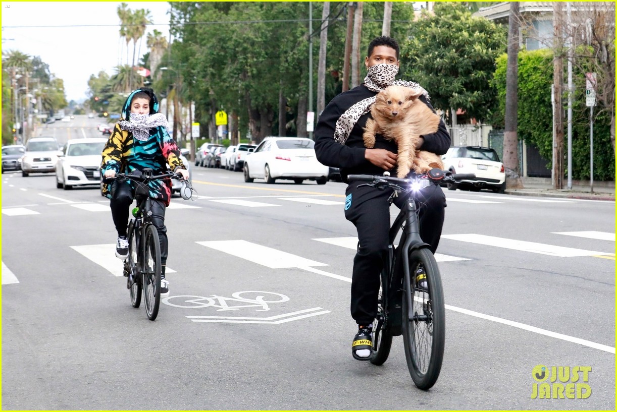 usher carries his dog bike ride girlfriend jennifer giocoechea 014453066