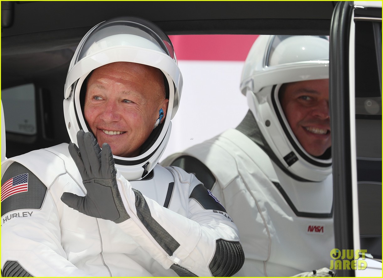 astronauts bob behnken doug hurley say goodbye to families 224461344