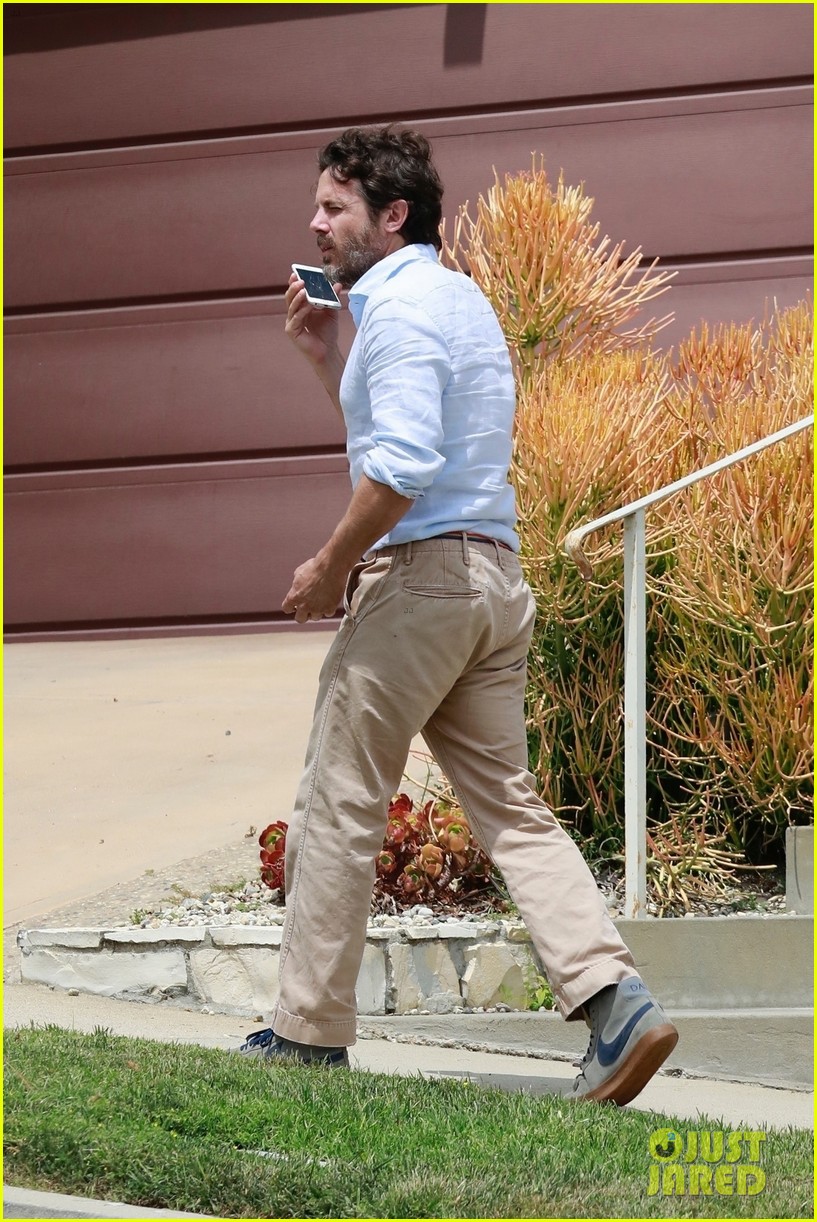 casey affleck takes call on his walk 034461318