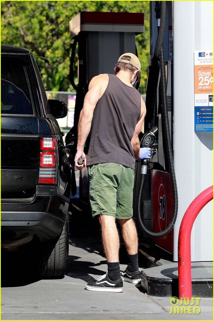 chace crawford puts massive muscles on full display tank shirt 18