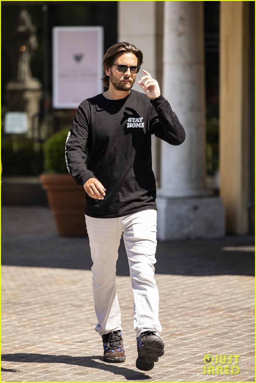 Scott Disick Steps Out for First Time After Leaving Rehab & Break Up(01)