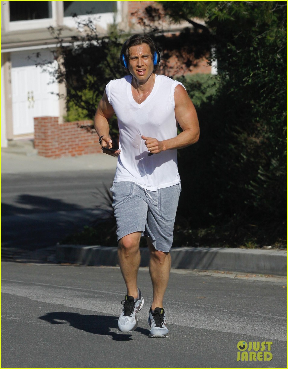 Paltrow's Husband Brad Falchuk Bares Hot Body During a