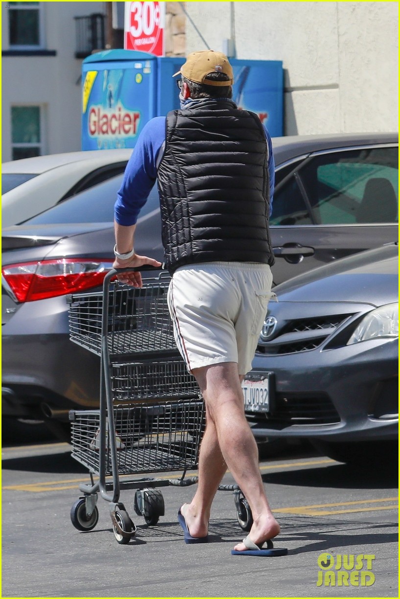 jon hamm goes grocery shopping 03