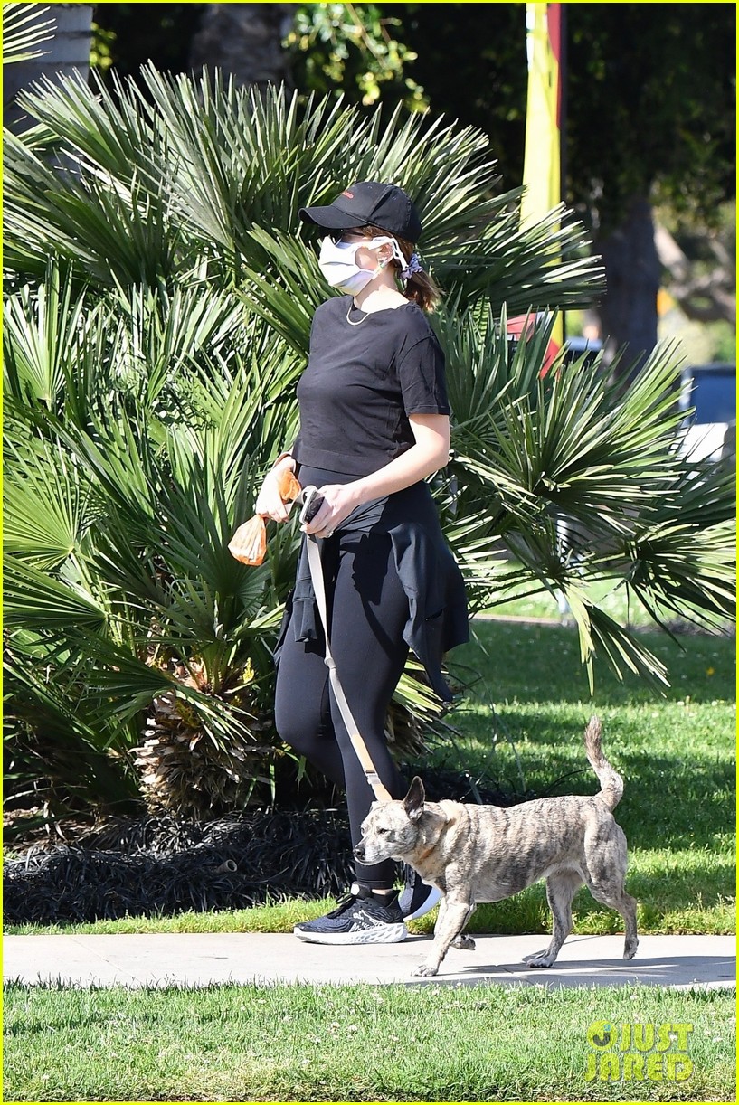 Pregnant Katherine Schwarzenegger Shows Off Tiny Baby Bump While(01)