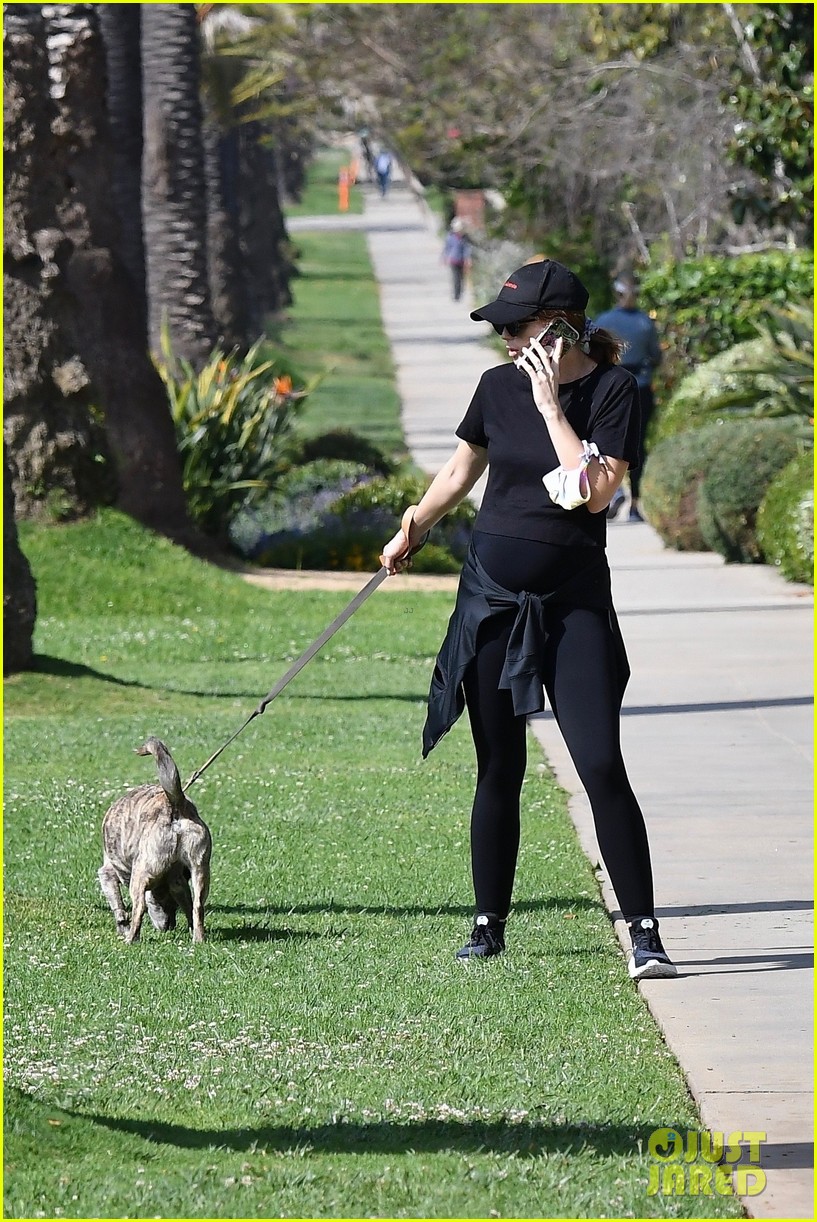 Pregnant Katherine Schwarzenegger Shows Off Tiny Baby Bump While(01)