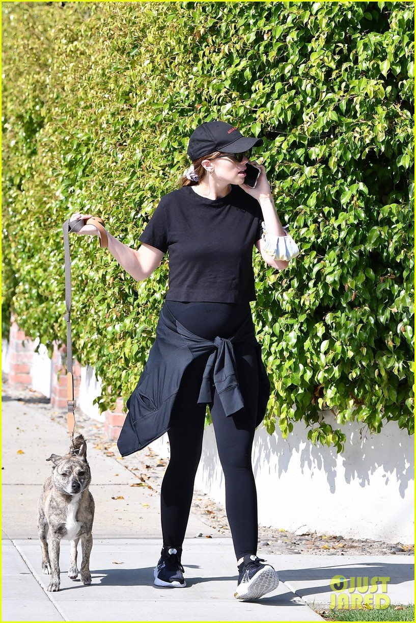 Pregnant Katherine Schwarzenegger Shows Off Tiny Baby Bump While(01)