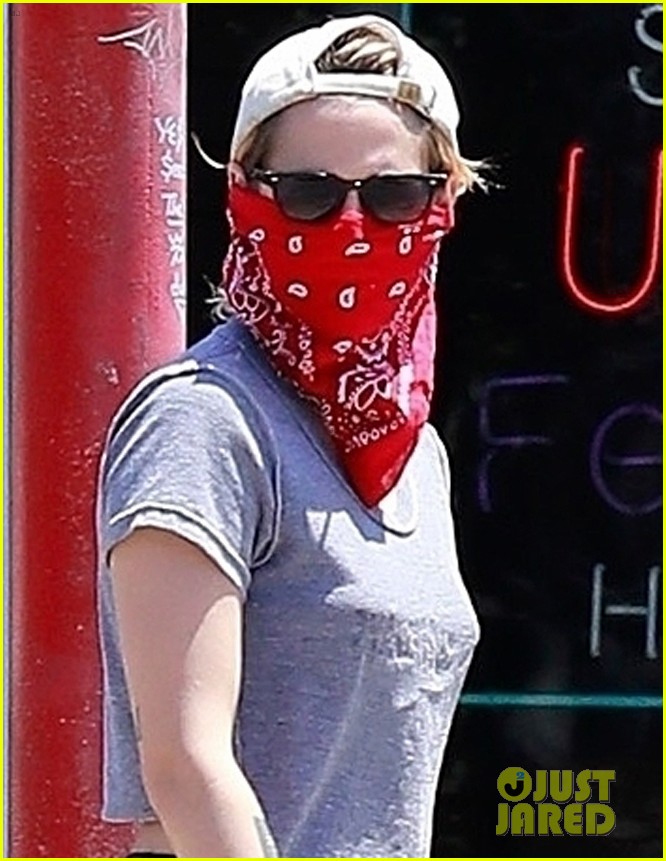 kristen stewart wears red bandana over her face on coffee run 044459573