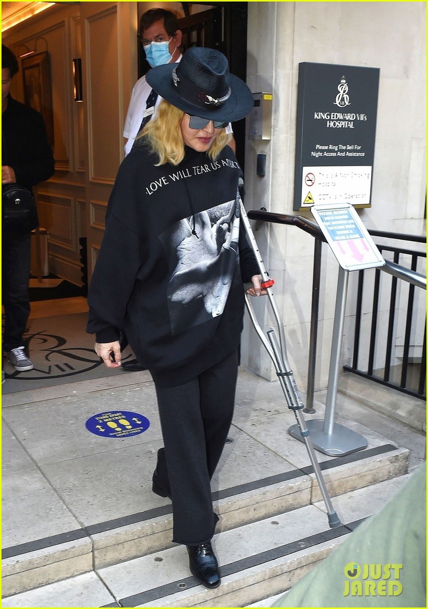 madonna leaves the hospital using a crutch 05