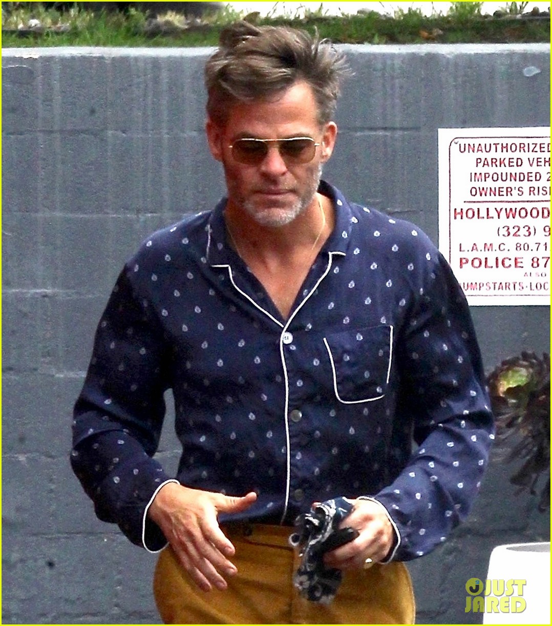 chris pine shows off cool style while running an errand 044461305
