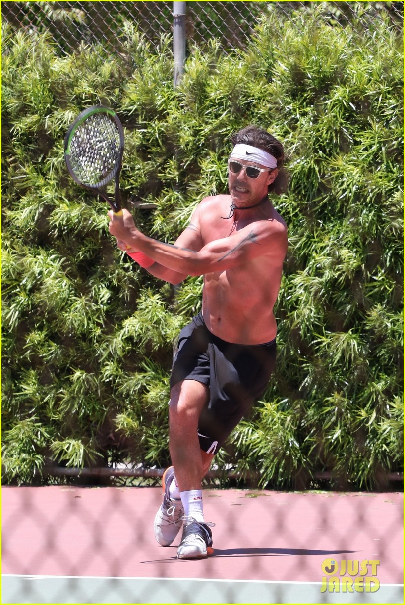 gavin rossdale goes shirtless playing tennis 38