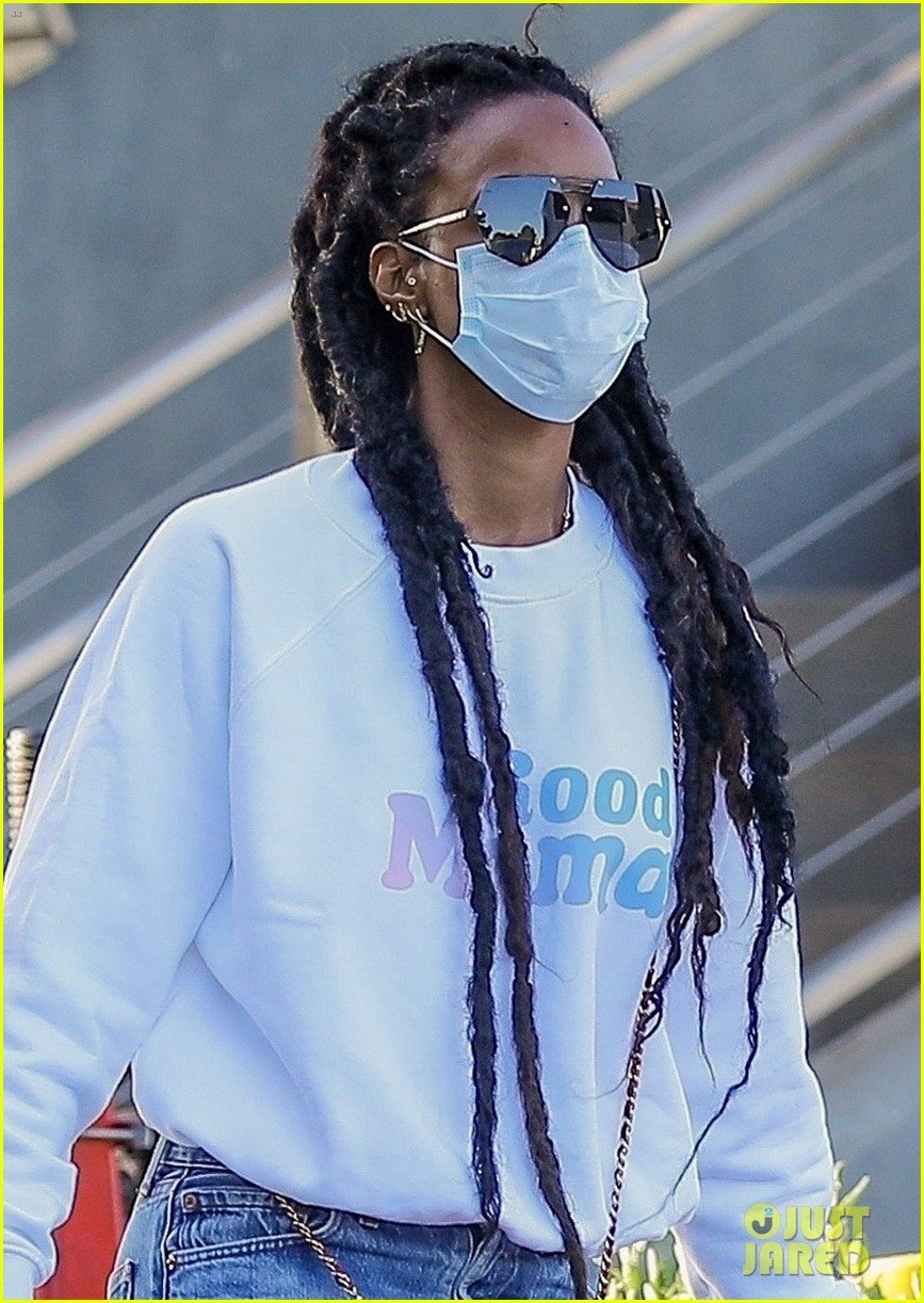 kelly rowland flashes her fit midriff grocery store 02