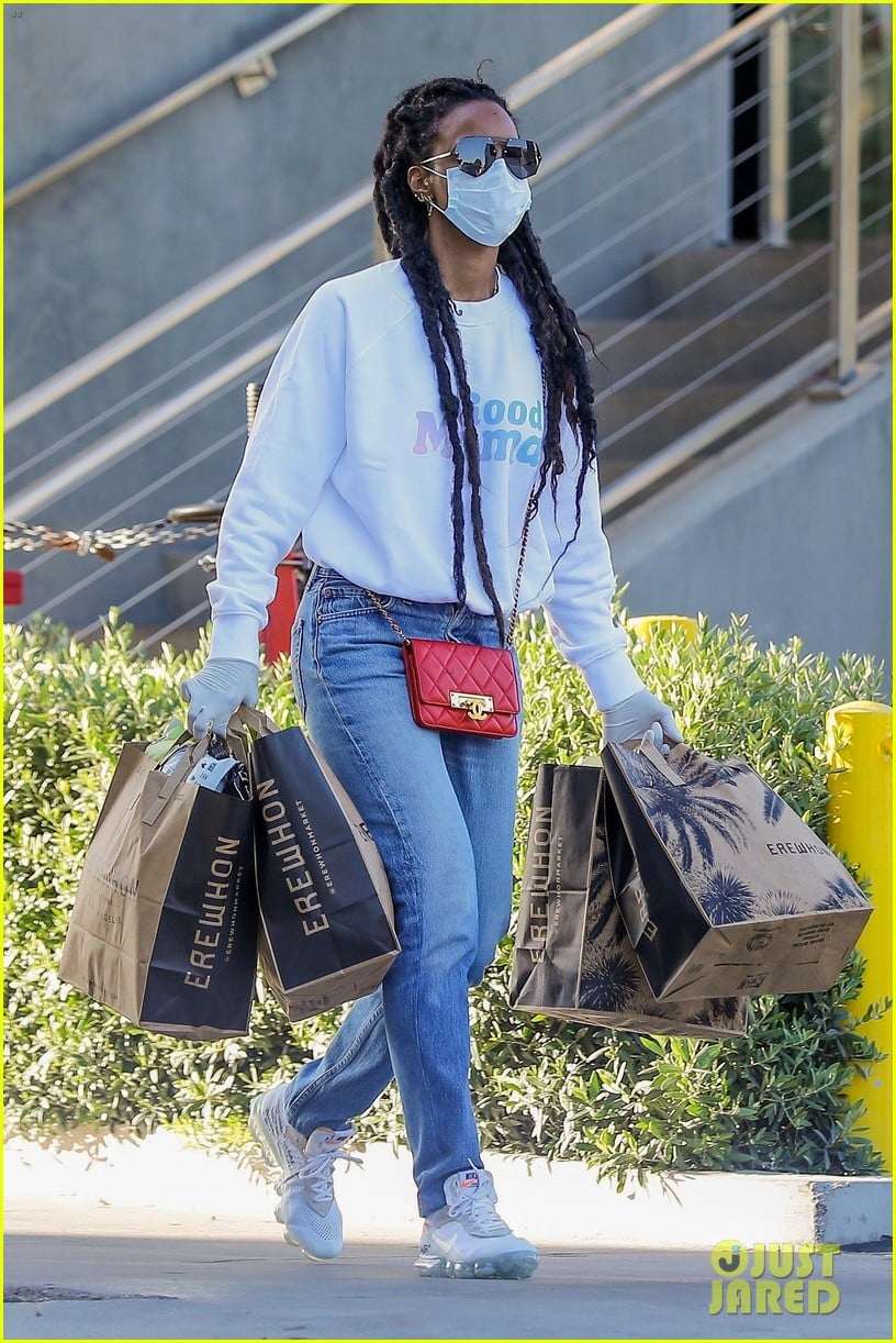kelly rowland flashes her fit midriff grocery store 054461100