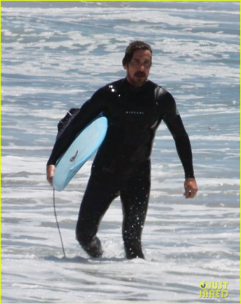 christian bale spends the afternoon surfing in la 01