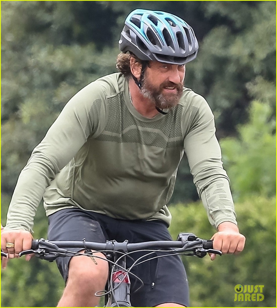 gerard butler bike ride with morgan brown 02