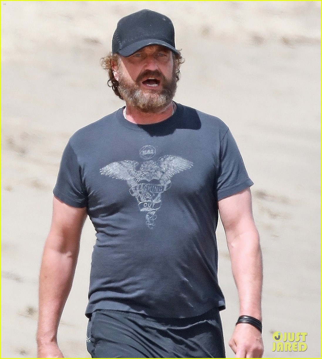 gerard butler makes out with morgan brown at the beach 024461555