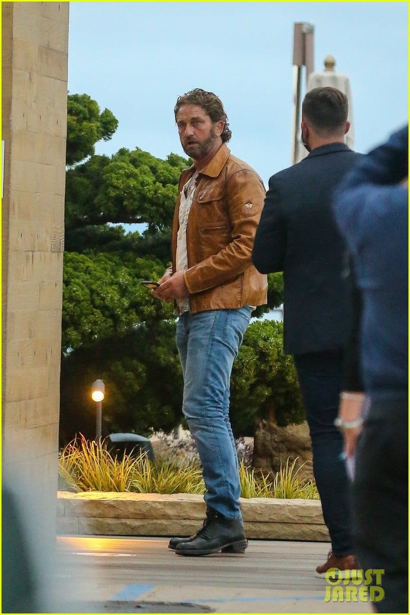 gerard butler goes out for dinner 054466352