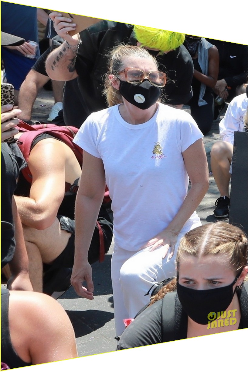 ellen pompeo takes knee during protest la 03