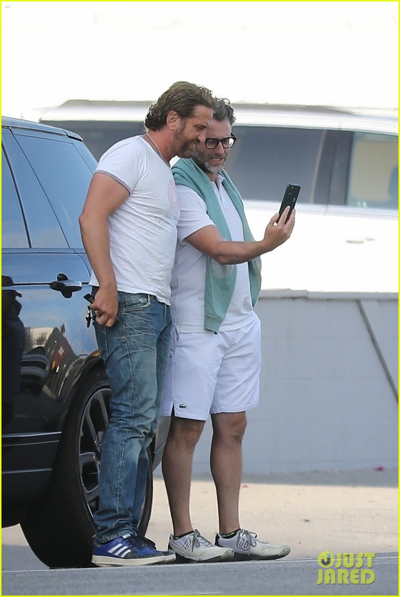 gerard butler joins a big group of friends for lunch 03
