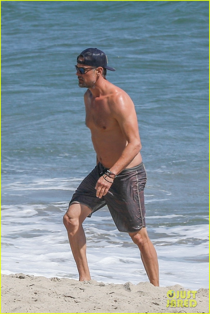 josh duhamel goes shirtless for day at the beach 014463101