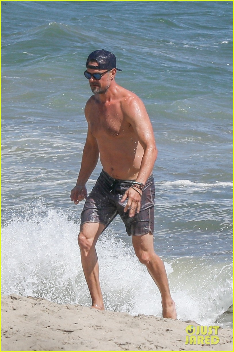 josh duhamel goes shirtless for day at the beach 054463105
