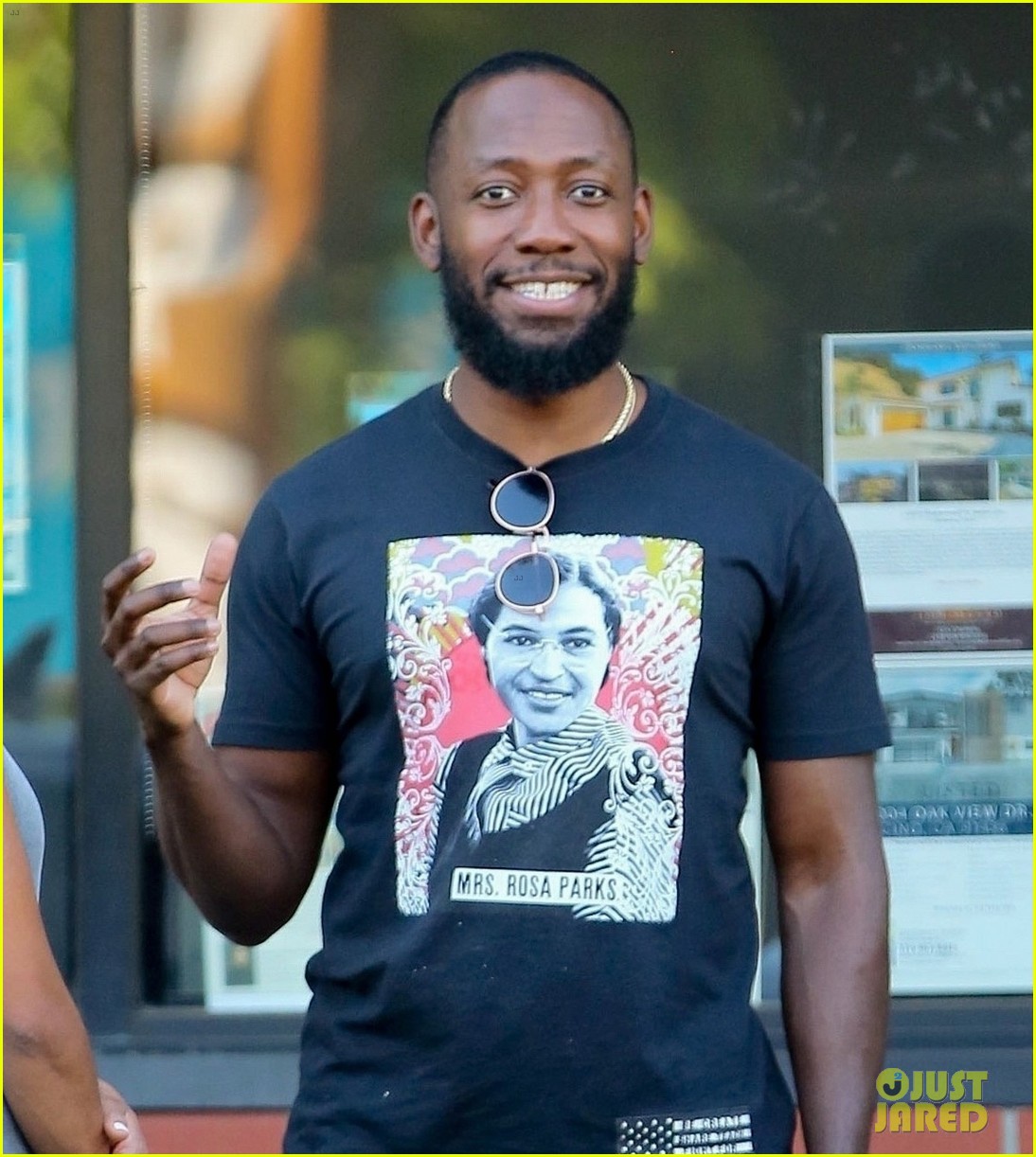 lamorne morris chatting with a friend 02