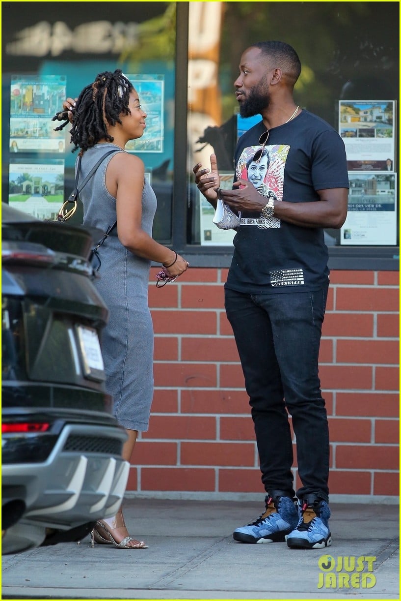 lamorne morris chatting with a friend 034462736