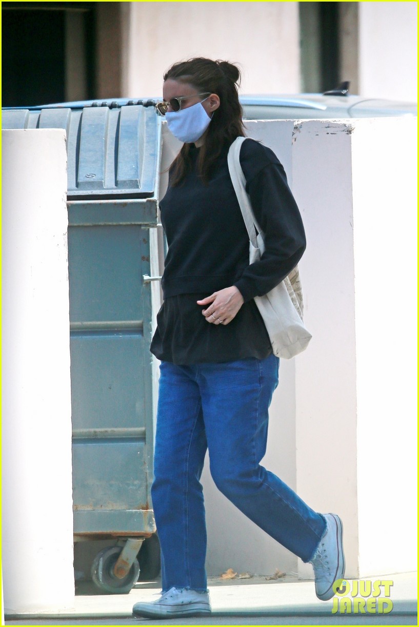 rooney mara covers up her baby bump trip to the spa 054463618