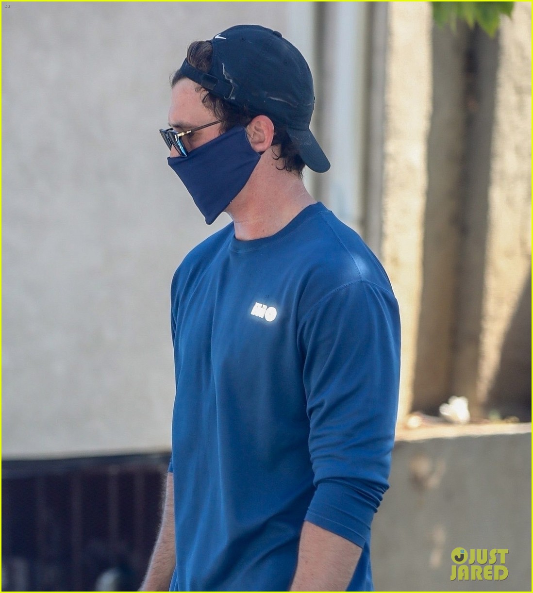 miles teller hits the gym in a face mask 024462882