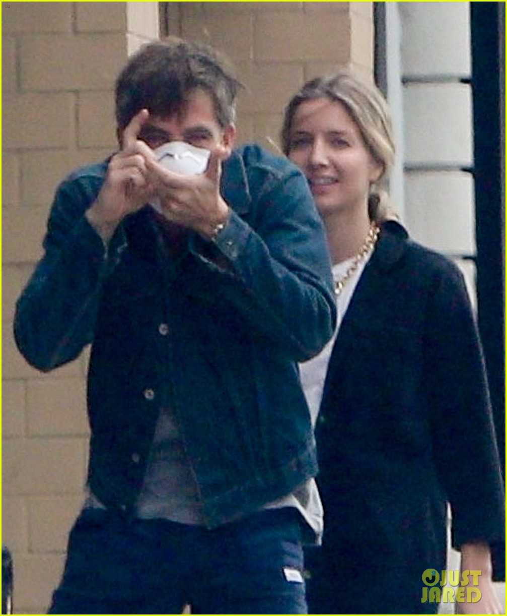 chris pine jokes around with photographers while out with annabelle wallis 024464408