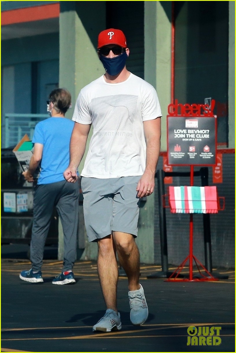 miles teller shopping with a friend 03