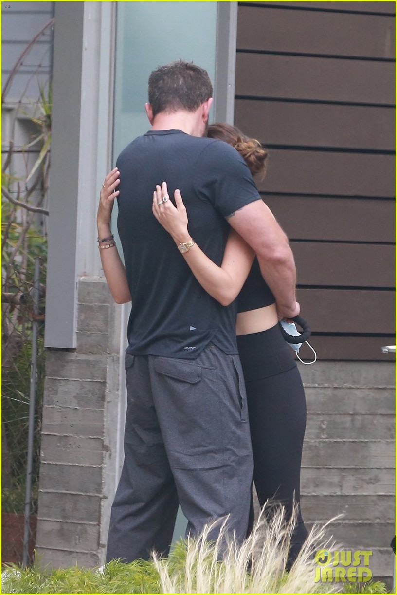 ben affleck embraces ana de armas while seeing her off 01