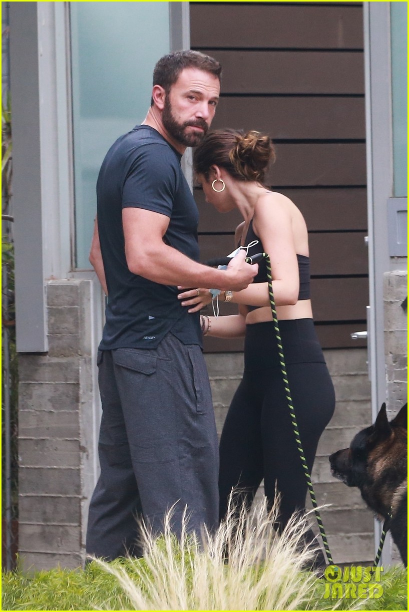 ben affleck embraces ana de armas while seeing her off 034466702