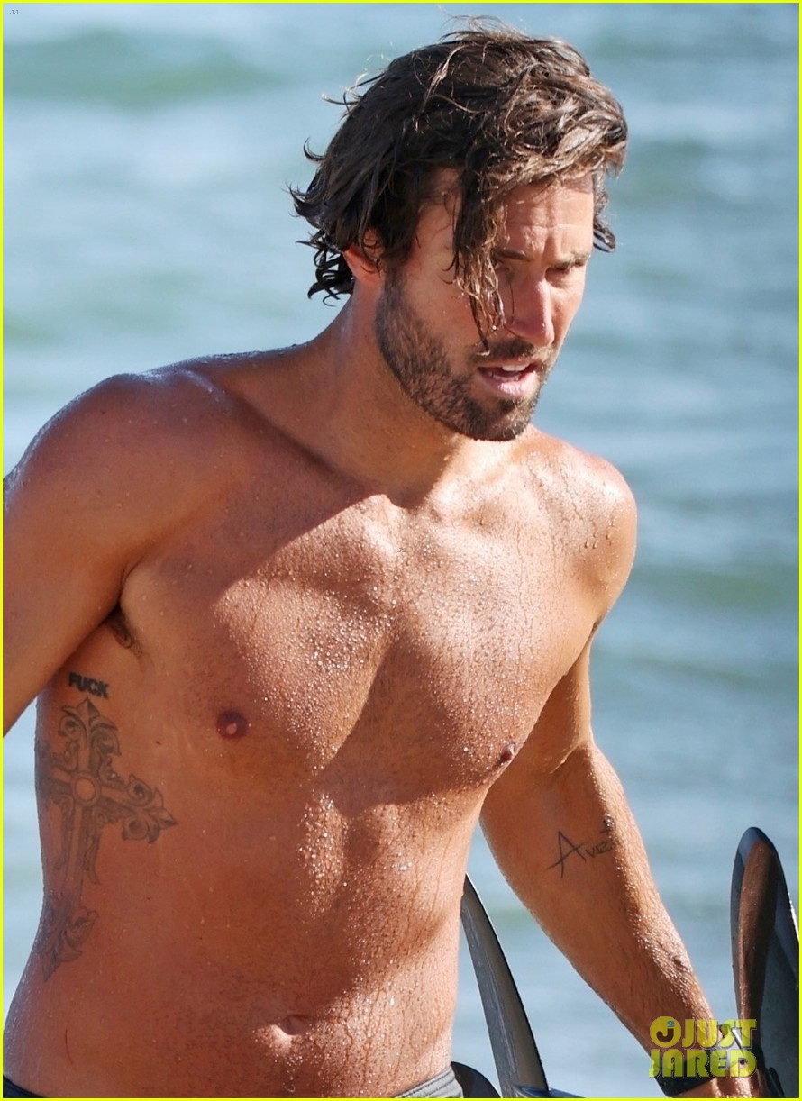 brody jenner shows off fit body going shirtless at the beach 044469910